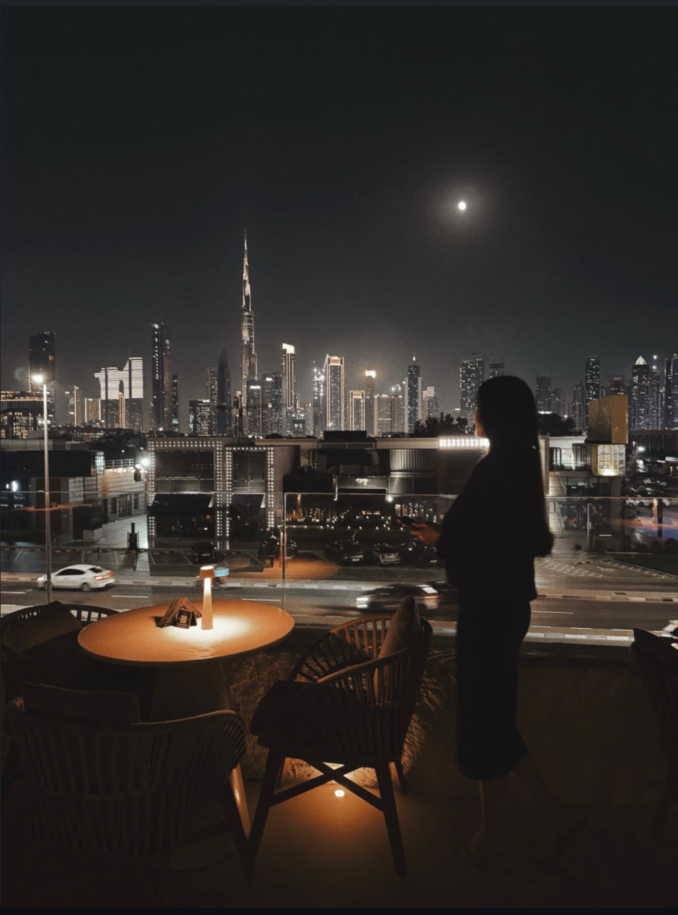 إطلالة مسائية أمام أفق المدينة ليلاً